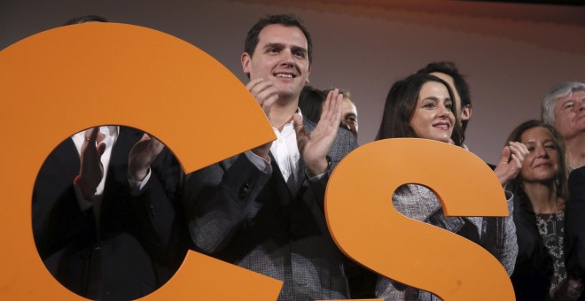 El presidente de Ciudadanos, Albert Rivera (c), junto a la líder de la formación en Catalunya, Inés Arrimadas, durante la presentación de su nueva Ejecutiva. EFE/Fernando Alvarado