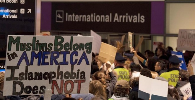 Cientos de personas protestan en el aeropuerto de Boston por la restricción de Trump contra personas procedentes de Libia, Sudán, Somalia, Siria, Irak, Yemen e Irán. EFE/EPA/JOHN CETRINO