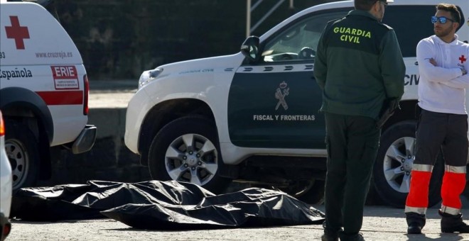 Varios cadáveres de inmigrantes ahogados tras el naufragio de la patera en la que trataban de cruzar el Estrecho el pasado 14 de enero.- EFE