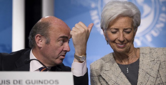 El ministro de Economía, Luis de Guindos, con la directora gerente del FMI, Christine Lagarde, en un seminario durante la reunión de primavera del organismo internacional, en Washington, en abril de 2016. AFP/ Molly Riley