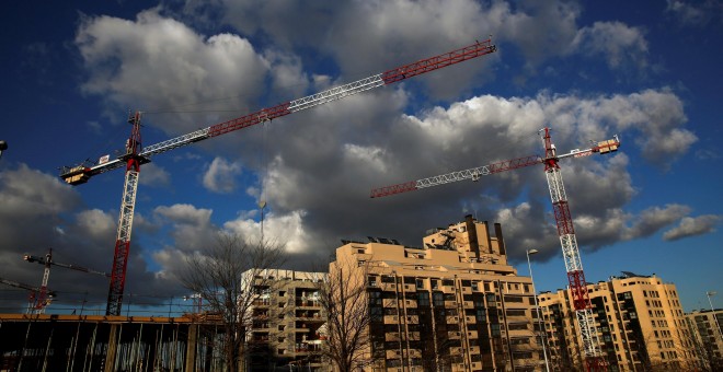 Las grúas de varias edificaciones en el norte de Madrid. REUTERS/Juan Medina