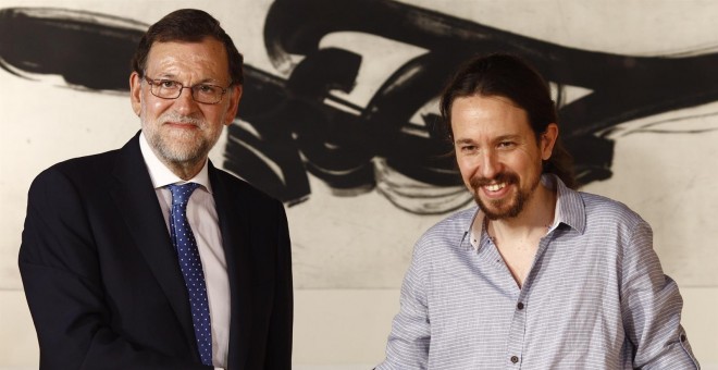 Mariano Rajoy y Pablo Iglesias se estrechan la mano en una reunión en el Congreso. E.P.