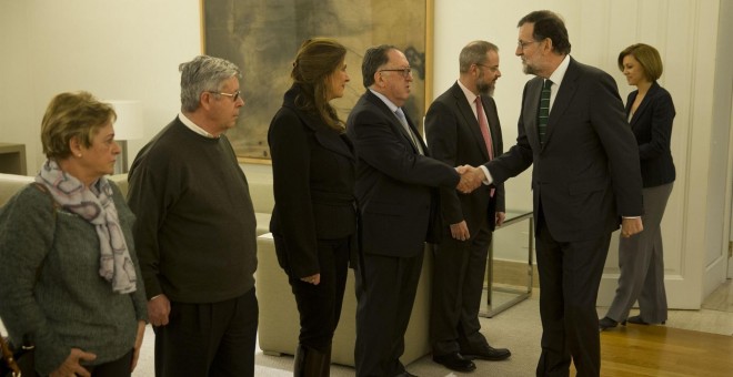 Mariano Rajoy y María Dolores de Cospedal recibiendo a los familiares de las víctimas del Yak-42 / EUROPA PRESS