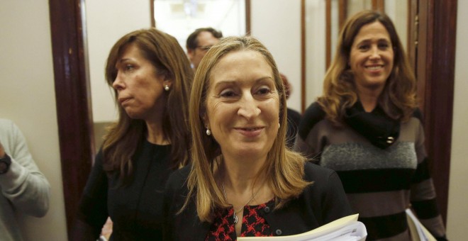 La presidenta del Congreso, Ana Pastor, con la secretaria primera, Alicia Sánchez Camacho, y la vicepresidenta tercera, Rosa María Romero, a su llegada a la reunión de la Mesa de la Cámara Baja. EFE/Paco Campos