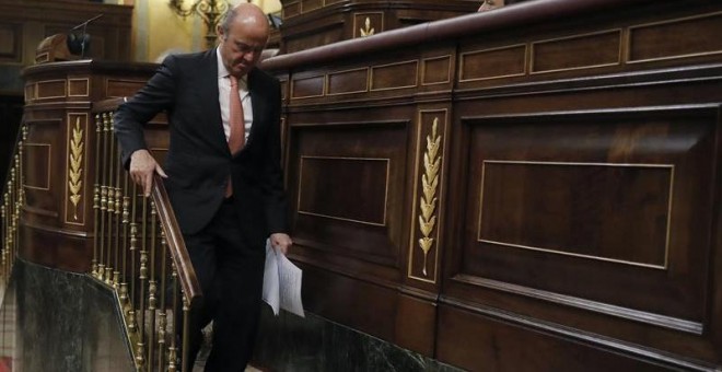 El ministro de Economía y Competitividad, Luis de Guindos, tras intervenir en el pleno del Congreso de los Diputados. EFE