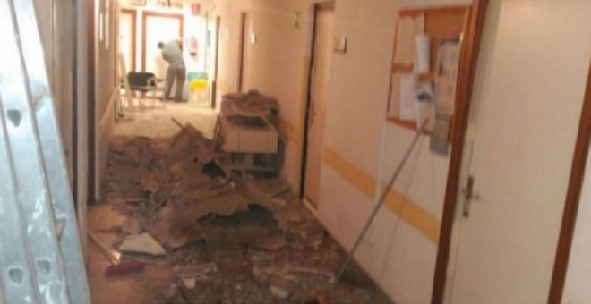 Imagen de un pasillo del Hospital 12 de Octubre, en Madrid, con su techo derrumbado. MATS