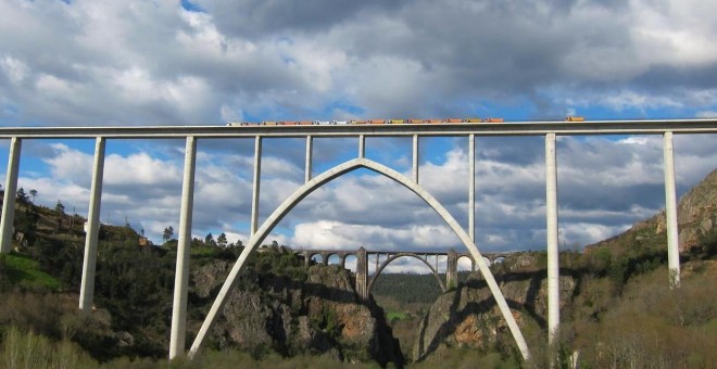 Viaducto de las obras del trazado de la línea del AVE a Galicia. E.P.