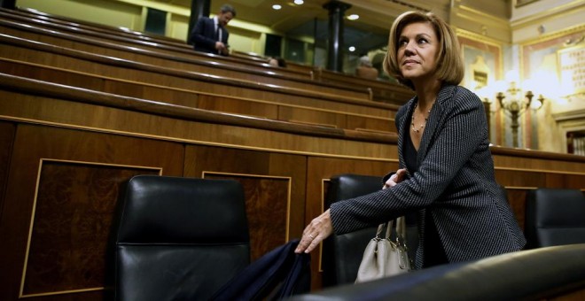 La ministra de Defensa, María Dolores de Cospedal, a su llegada al hemicíclo del Congreso de los Diputados poco antes de la sesión del control al Gobierno. EFE/Sergio Barrenechea