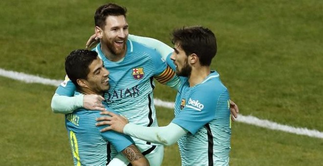 Leo Messi celebra su gol con Luis Suárez y André Gomes. - EFE