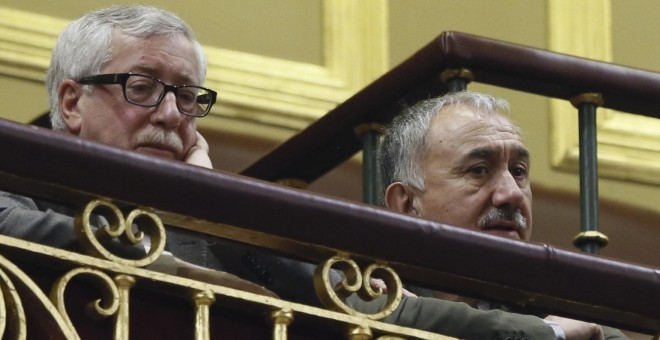 Los secretarios generales de CCOO y UGT, Ignacio Fernández Toxo (i) y Pepe Álvarez (d), asisten desde la tribuna de invitados al pleno del Congreso que debate la proposición de Ley procedente de la Iniciativa Legislativa Popular de los sindicatos para es