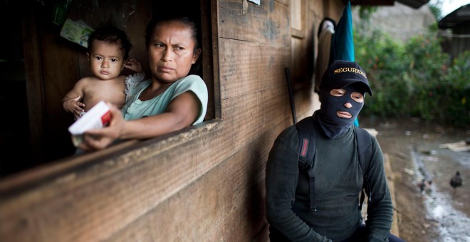 Shuar del centro Yunkuapais hacen guardia y ponen seguridad ante la posible entrada de militares en la Amazonía ecuatoriana.-EDU LEÓN