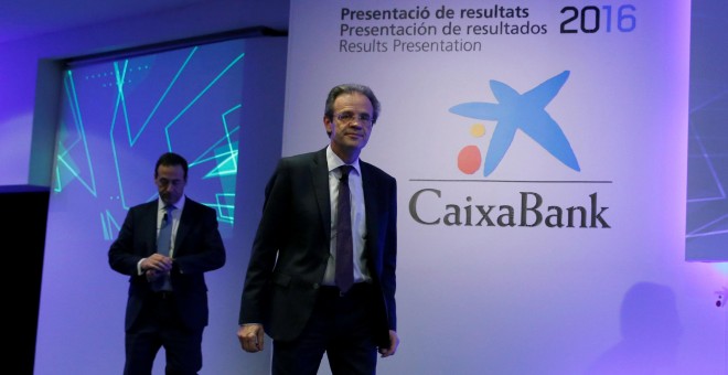 El presidente de Caixabank, Jordi Gual, seguido por el consejero delegado de la entidad, Gonzalo Gortazar, a su llegada a la rueda de prensa de presentación de los resultados de 2016 de la entidad, en Barcelona. REUTERS/Albert Gea