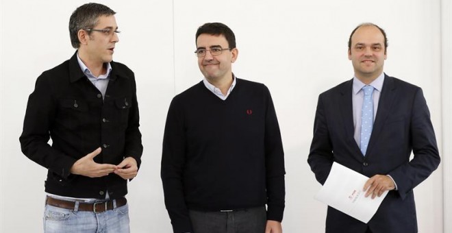 El portavoz de la Comisión Gestora, Mario Jiménez (c), y los coordinadores del área Política y Económica de la Ponencia marco, Eduardo Madina (i) y José Carlos Díez (d), durante el encuentro que han mantenido con los medios de comunicación para abordar as