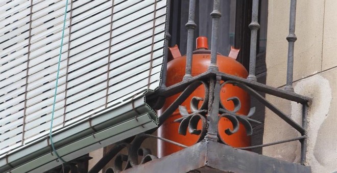 Bombona de butano en el balcón de una vivienda en Madrid. E.P.