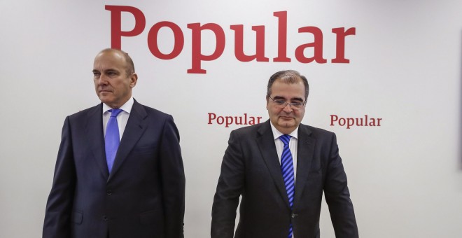 El presidente saliente del Banco Popular, Ángel Ron (d), junto al consejero delegado de la entidad, Pedro Larena (i), durante la presentación de los resultados de 2016. EFE/Emilio Naranjo