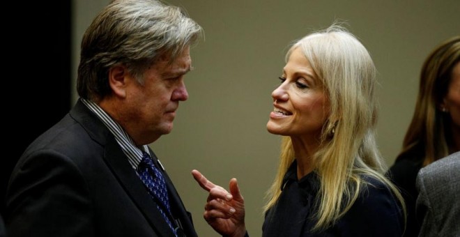 Kellyanne Conway habla con Steve Bannon en la Casa Blanca hace unos días. REUTERS/Kevin Lamarque