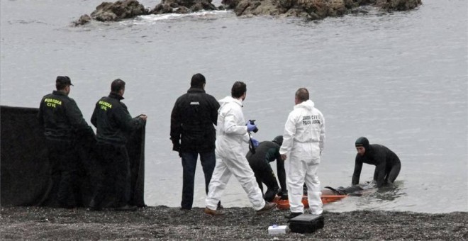 Labores de rescate de uno de los fallecidos en la tragedia del Tarajal, en Ceuta. / EFE