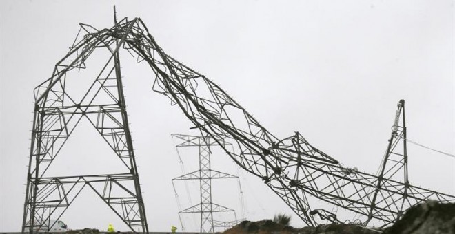 Una torre de alta tensión caída debido al temporal, en Silleda. / EFE