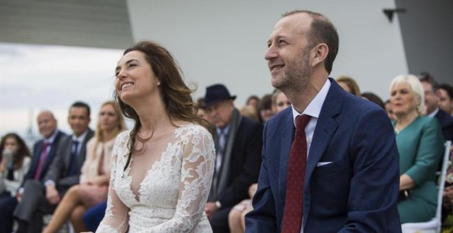 La eurodiputada valenciana de Ciudadanos, Carolina Punset, y el portavoz de ese grupo en Les Corts Valencianes, Alexis Marí, se han dado hoy el 'si quiero' en una ceremonia civil que ofició Joan Ribó. EFE/Biel Aliño