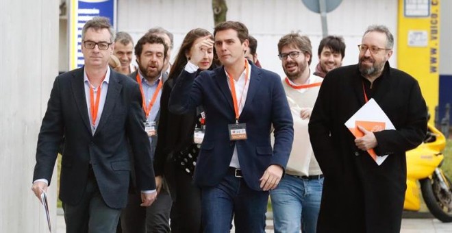 El presidente de Ciudadanos, Albert Rivera, acompañado por varios miembros de su Ejecutiva, a su llegada al Teatro Nuevo de Coslada donde se celebra la IV Asamblea de la formación. EFE/Zipi