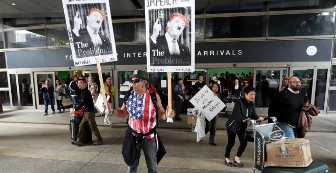 Un hombre protesta contra el veto migratorio de Trump en el aeropuerto de Los Angeles. EFE