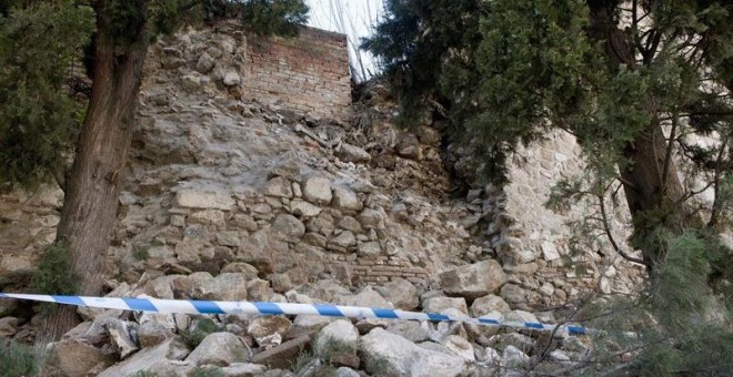 Un trozo de la muralla de Talavera se ha desprendido esta noche a causa del viento. / EFE