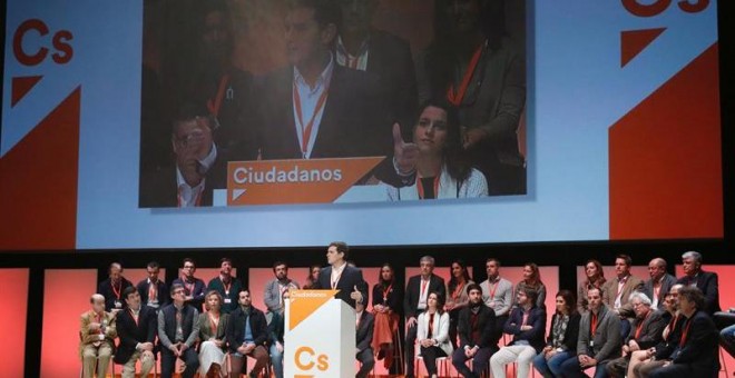 El presidente de Ciudadanos, Albert Rivera, clausura la Asamblea rodeado de todos los miembros de su Ejecutiva.  EFE/Zipi