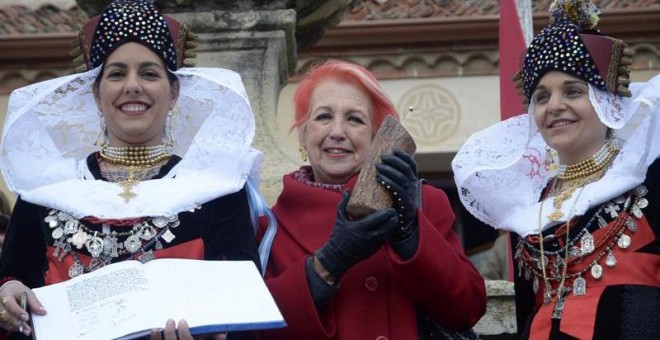 La periodista Rosa María Calaf, junto a las alcaldesas de Zamarramala (Segovia), Maite Cocero (i) y Vanesa González (d), tras recibir el premio 'Matahombres de oro en la tradicional fiesta de Santa Águeda, una fiesta de Interés Turístico Nacional que se t