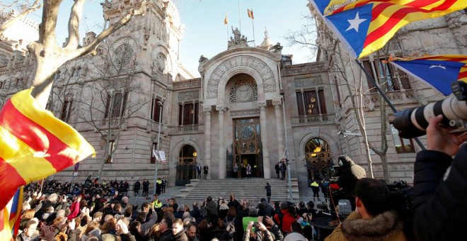 El expresidente de la Generalitat Artur Mas (2d), la exvicepresidenta Joana Ortega (d) y la exconsellera Irene Rigau (i) a su llegada al Palacio de Justicia de Barcelona donde son juzgados por desobedecer al Tribunal Constitucional (TC) en la consulta ind