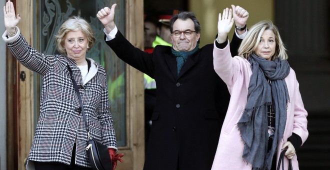 El expresidente de la Generalitat Artur Mas (2d), la exvicepresidenta Joana Ortega (d) y la exconsellera Irene Rigau (i) a su llegada al Palacio de Justicia de Barcelona donde son juzgados por desobedecer al Tribunal Constitucional (TC) en la consulta ind