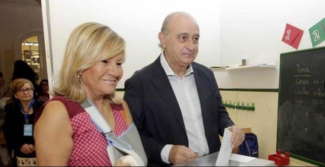 El exministro de Interior, Jorge Fernández Díaz, junto a su esposa en las pasadas elecciones del 26 de junio. EFE/Archivo