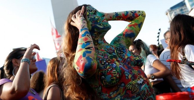 Las mujeres argentinas organizan un 'tetazo' contra la prohibición de hacer 'topless' en el Obelisco de Buenos Aires (Argentina). La manifestación fue generada por un amplio operativo policial contra tres mujeres que hicieron 'topless' en una playa argent
