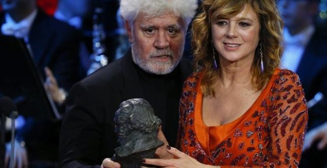 Pedro Almodóvar junto a Emma Suárez en los Goya.