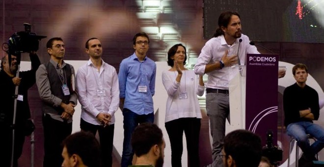 Pablo Iglesias, Íñigo Errejón, Juan Carlos Monedero, Carolina Bescansa y Luis Alegre, en la primera Asamblea Ciudadana de Podemos, en el Palacio de Vistalegre (octubre de 2014). JAIRO VARGAS