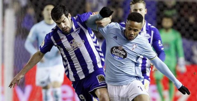 Theo Bongonda y Manu García en un momento del partido. EFE/ADRIÁN RUIZ DE HIERRO