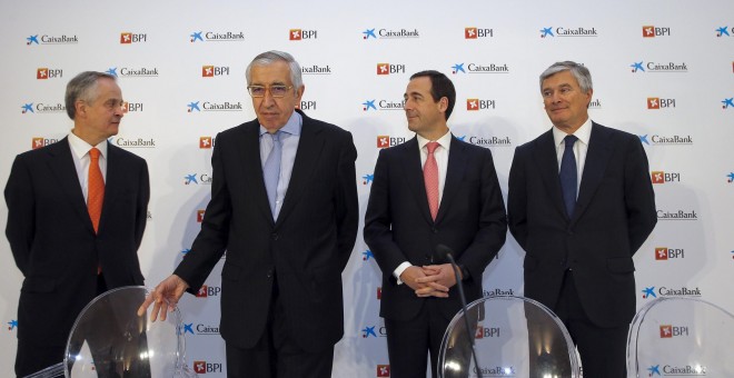 El consejero delegado de Caixabank, Gonzalo Gortázar (2d), junto al director general para el proyecto BPI, Pablo Forero (d); el presidente de la Comisión Ejecutiva del Banco Portugués de Inversiones (BPI), Fernando Ullrich (i), y el presidente del Banco,