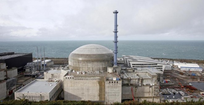 Una foto de archivo de la central nuclear de Flamanville, durante la construcción de un reactor nuclear de tercera generación. REUTERS