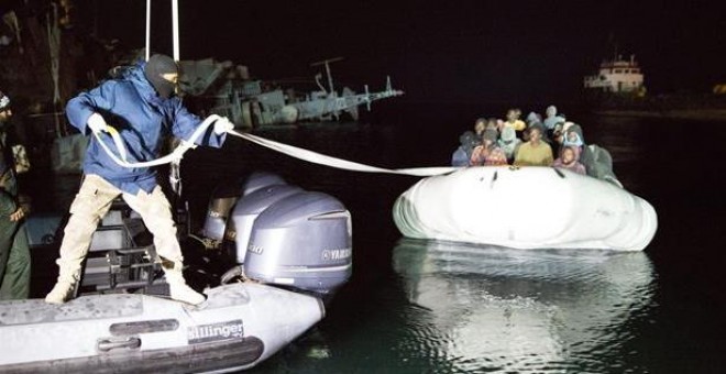 Guardacostas libios detienen una embarcación de inmigrantes subsaharianos en el puerto de Trípoli.- EPA