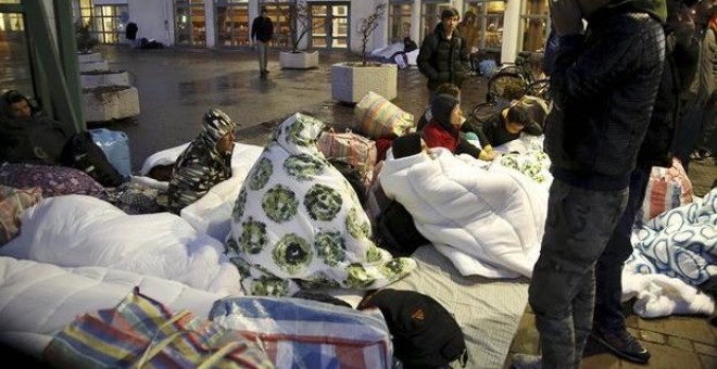 Unos refugiados duermen frente al centro de inmigración de Suecia situado en Malmö. REUTERS/Archivo