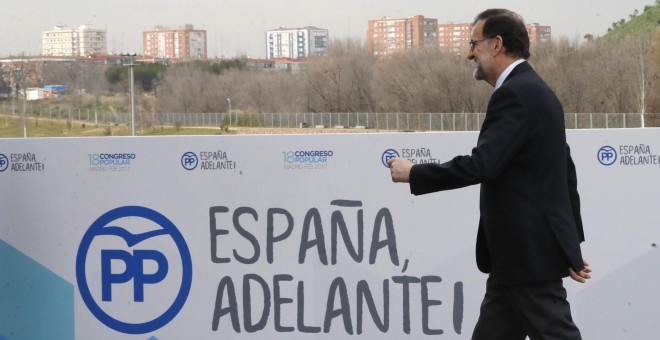 Mariano Rajoy, presidente del Gobierno y del PP, a su llegada a la Caja Mágica de Madrid para asistir al XVIII Congreso nacional del partido. EFE/JuanJo Martín