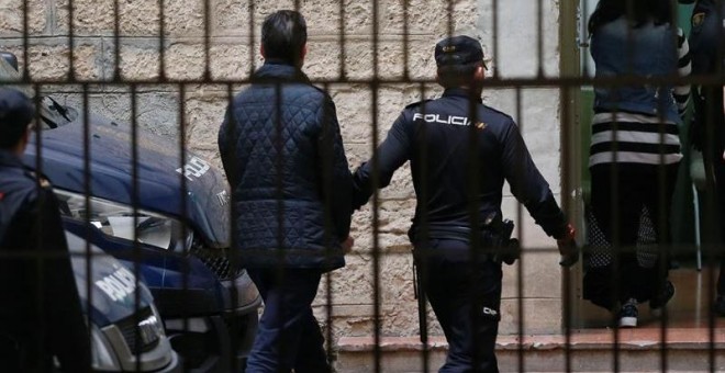 Miguel López, presunto asesino de la viuda del expresidente de la CAM, llega a los Juzgados de Alicante. .EFE/ Morell