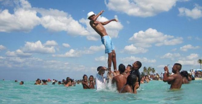 Unos cubanos se divierten en la playa. REUTERS
