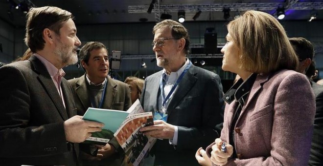 El presidente del Gobierno y líder del PP, Mariano Rajoy, y la secretaria general del partido, María Dolores de Cospedal, a su llegada a la segunda jornada del XVIII Congreso que se celebra en la Caja Mágica, en Madrid. EFE/Javier Lizón