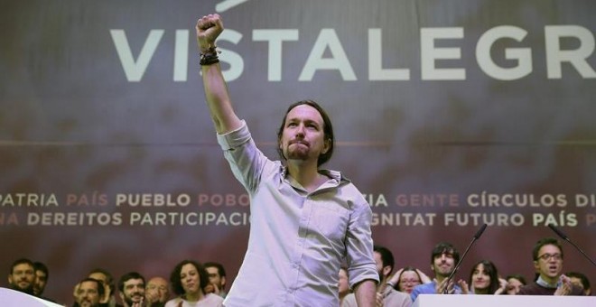 El secretario general de Podemos, Pablo Iglesias, saluda a los asistentes al inicio de la primera jornada de la Asamblea Ciudadana Estatal de Vistalegre II que definirá el futuro de la formación morada. EFE