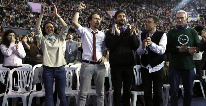 Los dirigentes de Podemos Irene Montero, Pablo Iglesias, Rafael Mayoral , Carlos Monedero y Diego Cañamero, en la segunda jornada de la Asamblea Ciudadana Estatal de Vistalegre II. EFE/Chema Moya