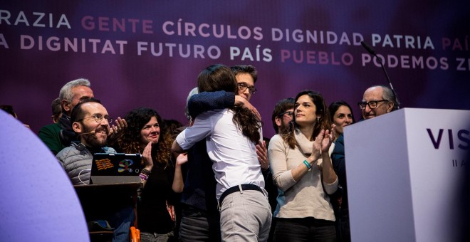 Abrazo de Pablo Iglesias e Íñigo Errejón / JAIRO VARGAS