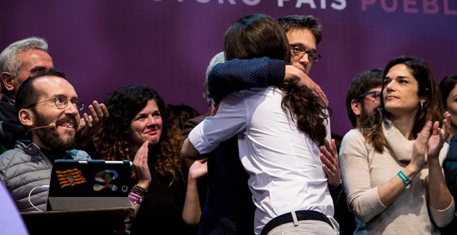 El líder de Podemos, Pablo Iglesias, se abarazo con Iñigo Errejón en el escenario tras la proclamación de los resultados en las votaciones de la Asamblea Ciudadana Estatal de Vistalegre II. JAIRO VARGAS