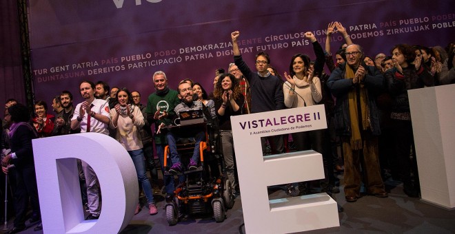 Los miembros del Consejo Ciudadano de Podemos (entre ellos, Pablo Iglesias, Irene Montero, Diego Cañamero, Pablo Echenique, Sofía Fernández, Iñigo Errejón, Clara Serra, Vicenç navarro), en el escenario tras la proclamación de los resultados de las votacio