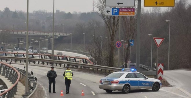 Un coche de policía bloquea uno de los accesos al aeropuerto de la ciudad alemana. | FABIAN BIMMER (EFE)