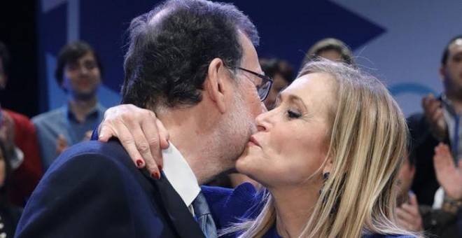 El presidente del Gobierno y del PP, Mariano Rajoy, felicita a la anfitriona del Congreso y presidenta de la Gestora del PP de Madrid, Cristina Cifuentes. EFE